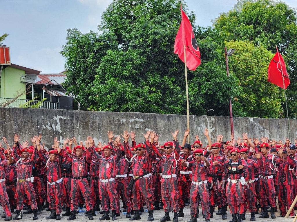 Ratusan kader DPC PDI-P Kota Surakarta mengikuti apel siaga di Taman Sunan Jogokali, Kecamatan Pucangsawit, Kota Surakarta, Jawa Tengah, Minggu (24/12/2023). Acara itu dihadiri capres nomor urut 3, Ganjar Pranowo.