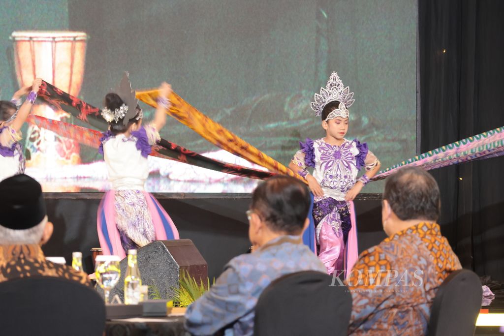 Para siswa Sekolah Citra Islami menampilkan tari Slendang Batik Nusantara dalam perayaan 80 tahun Wakil Presiden Maruf Amin, Sabtu (11/3/2023). Salah satu penari adalah cucu Maruf Amin, Zaituna Ratu Dewi Tanara.