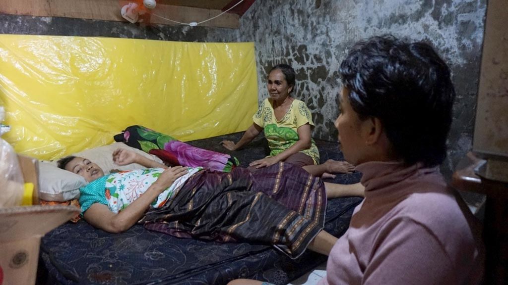 Penderita kanker payudara, Anik Ismawati (37), lumpuh tak berdaya sehingga ditemani kalangan tetangga di rumah kontrakan amat sederhana di Jalan Sidotopo Wetan Gang IV, Surabaya, Jawa Timur, Jumat (31/1/2020). 