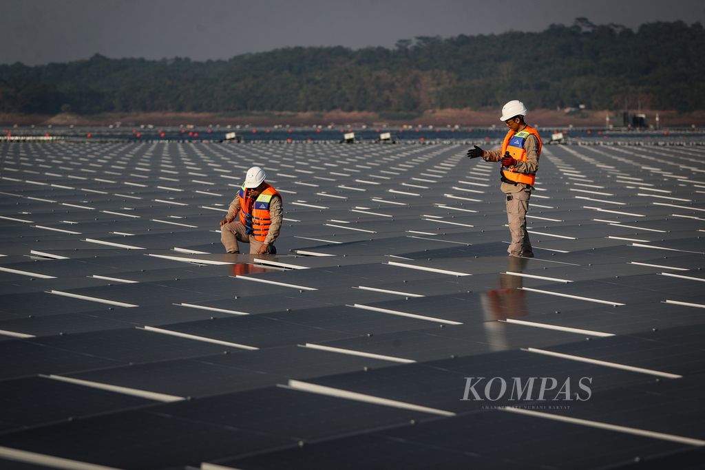 Technicians inspect the condition of panels at the Cirata Solar Power Project in Purwakarta, West Java, on Tuesday (26/9/2023). This largest floating solar power plant in Southeast Asia has a capacity of 192 MWp and is capable of producing 245 million kWh of clean energy per year, powering more than 50,000 homes. Thus, carbon emissions can be reduced by more than 200,000 tons per year.