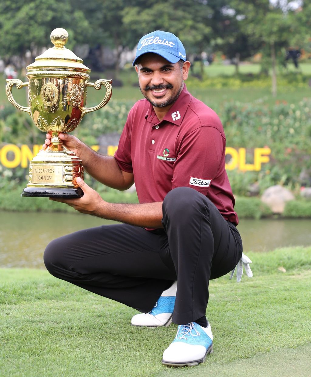 Pegolf India Gaganjeet Bhullar memamerkan trofi juara Mandiri Indonesia Open pada Minggu (7/8/2022) di Lapangan Golf Pondok Indah, Jakarta. Sebelumnya, Bhullar pernah menjuarai Indonesia Open pada 2013 dan 2015.