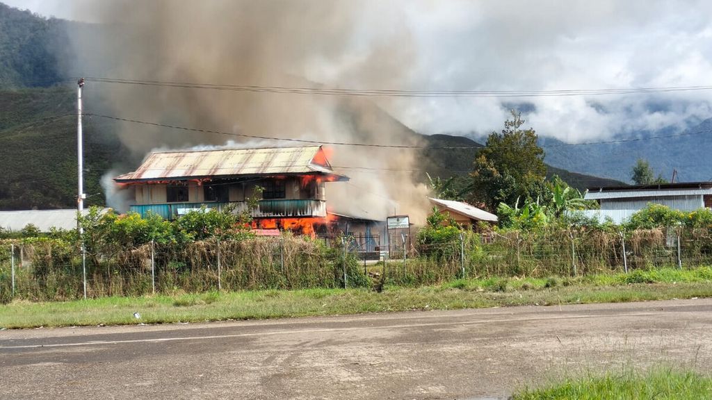Massa membakar salah satu rumah warga di Kabupaten Dogiyai, Papua Tengah, Jumat (14/7/2023).