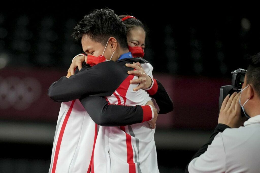 Peraih medali emas Greysia Polii dan Apriyani Rahayu bersyukur merayakan podium saat upacara medali bulu tangkis ganda putri di Olimpiade Tokyo 2020, Senin, 2 Agustus 2021, di Tokyo, Jepang.