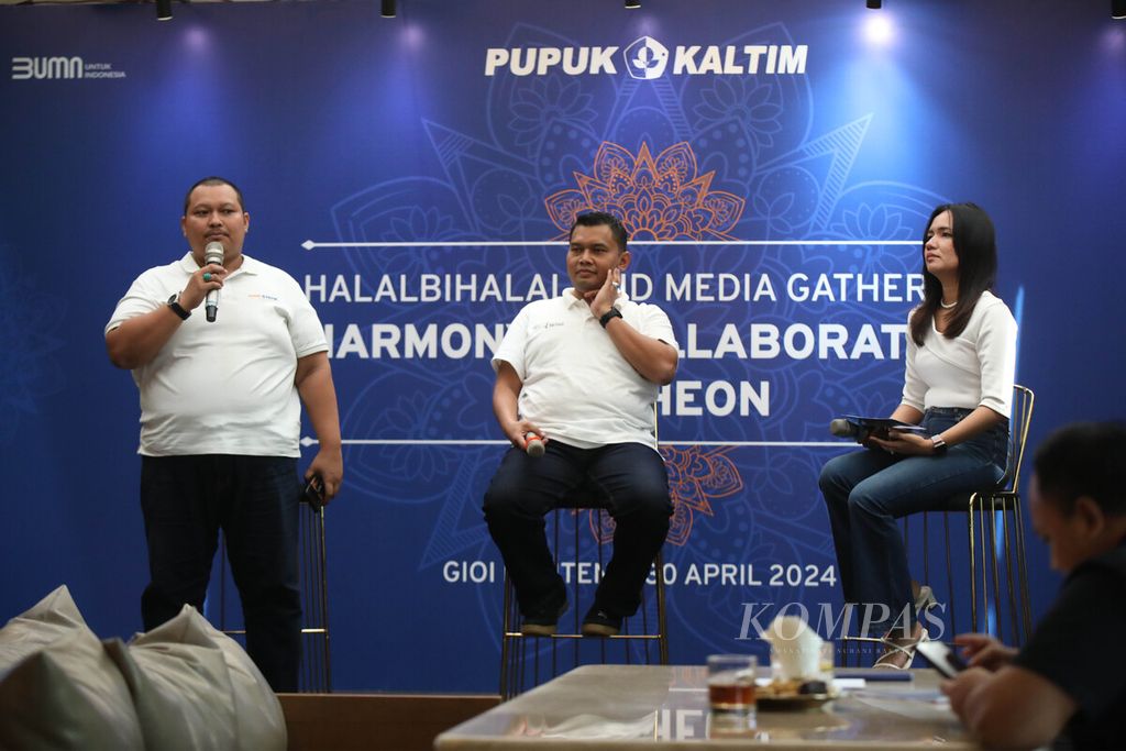 Project Manager Program Makmur dan Agrosolution Pupuk Kaltim Yusva Sulistyo (kiri) dan Senior Vice President Transformasi Bisnis Pupuk Kaltim Wisnu Ramadhani (tengah) menyampaikan paparan mengenai langkah Pupuk Kaltim untuk memastikan adanya ekosistem yang dapat mendukung para petani secara berkelanjutan dalam acara Halalbihalal Pupuk Kaltim di Jakarta, Selasa (30/4/2024). 