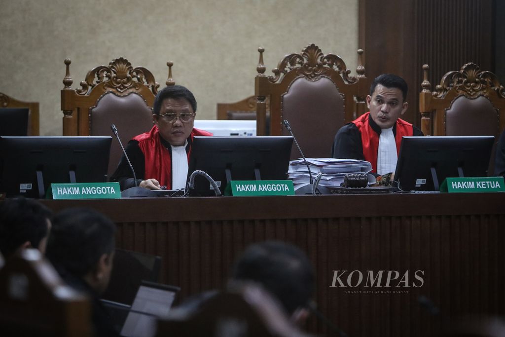 Majelis hakim pada salah satu sidang kasus korupsi pembangunan menara BTS 4G di Pengadilan Tindak Pidana Korupsi Jakarta, Kamis (27/7/2023). 