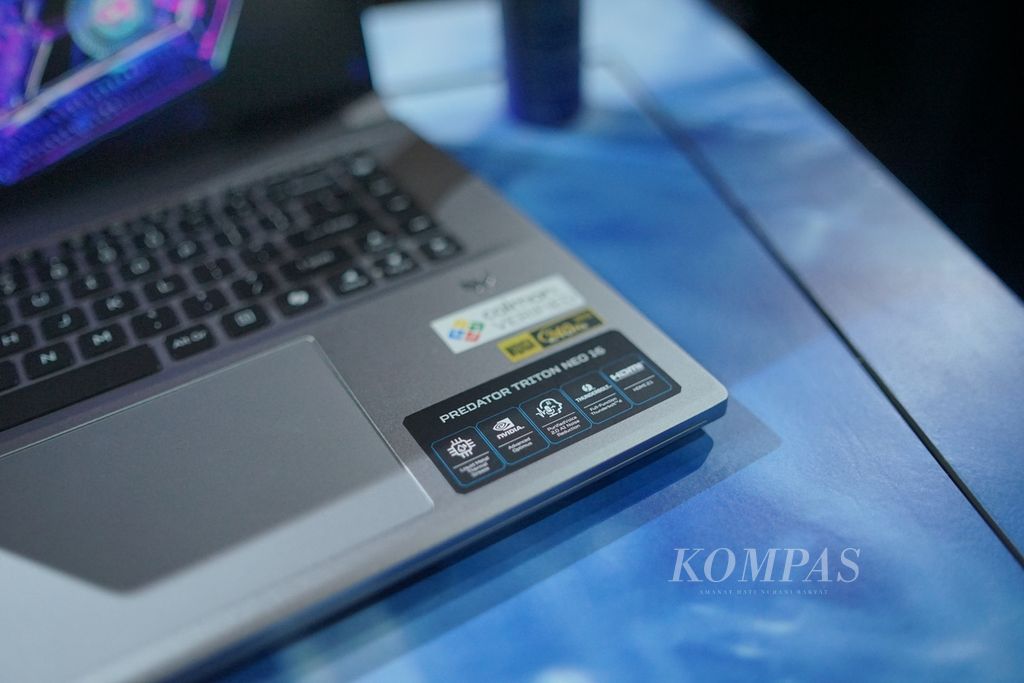 Label pada laptop gim terbaru Acer, Acer Predator Triton Neo 16, yang diluncurkan pada Jumat (3/5/2024) petang di Jakarta.