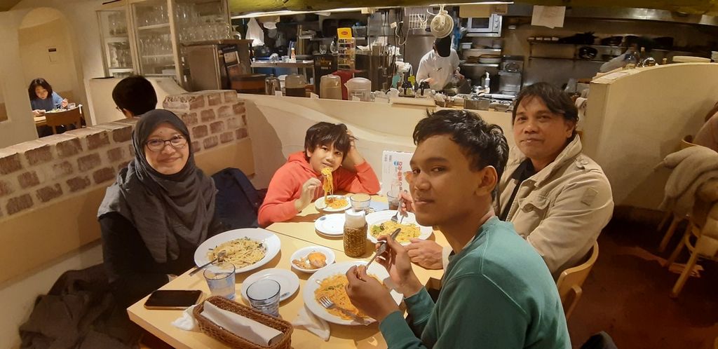 Foto dokumentasi keluarga Andylala Waluyo (49), diaspora Indonesia di Tokyo, Jepang, tengah makan bersama sang istri, Sri Lestari (46), dan kedua anak mereka, Arkananta Damareswara alias Adam (17) dan Arvirendra Mikail Dewangkara alias Mikail (10).