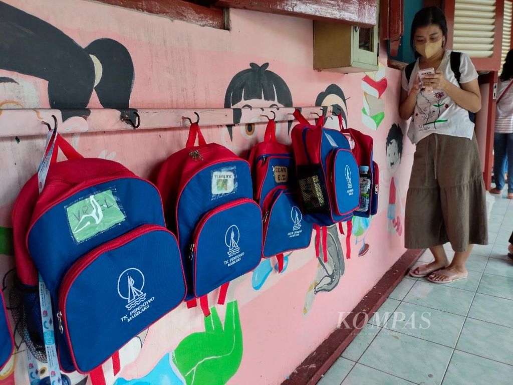 Salah satu ibu menunggu putranya yang sedang bersekolah di kelas di TK Kanisius Pendowo, Kota Magelang, Jawa Tengah, Senin (11/7/2022).