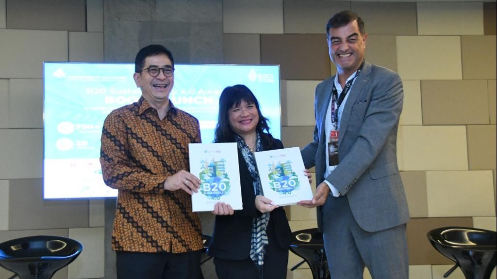 KADIN Chief and Host of B20 Indonesia Arsjad Rasjid (left), Chair of B20 Indonesia and Coordinating Vice Chairwoman for Maritime, Investment, and International Relations, Shinta W. Kamdani (center), and Chief of B20 Sustainability 4.0 Awards and Present Director of PT. Anugerah Pharmindo Lestari, Christophe Piganiol, presents the B20 Sustainability 4.0 Awards book. The book was launched during the 2022 B20 Indonesia Net Zero Summit, which was held at Bali Nusa Dua Convention Center (BNDCC), on Friday (11/11/2022). 
