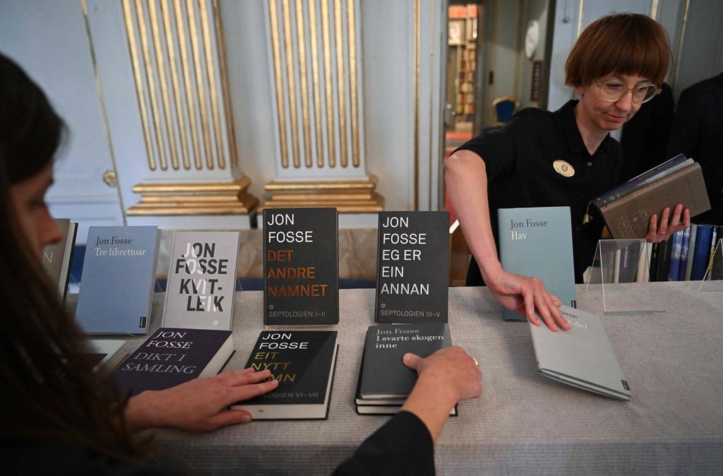 Buku-buku karya penulis Norwegia Jon Fosse ditampilkan setelah pengumuman pemenang Hadiah Nobel Sastra 2023 di Akademi Swedia di Stockholm pada Kamis (5/10/2023). 