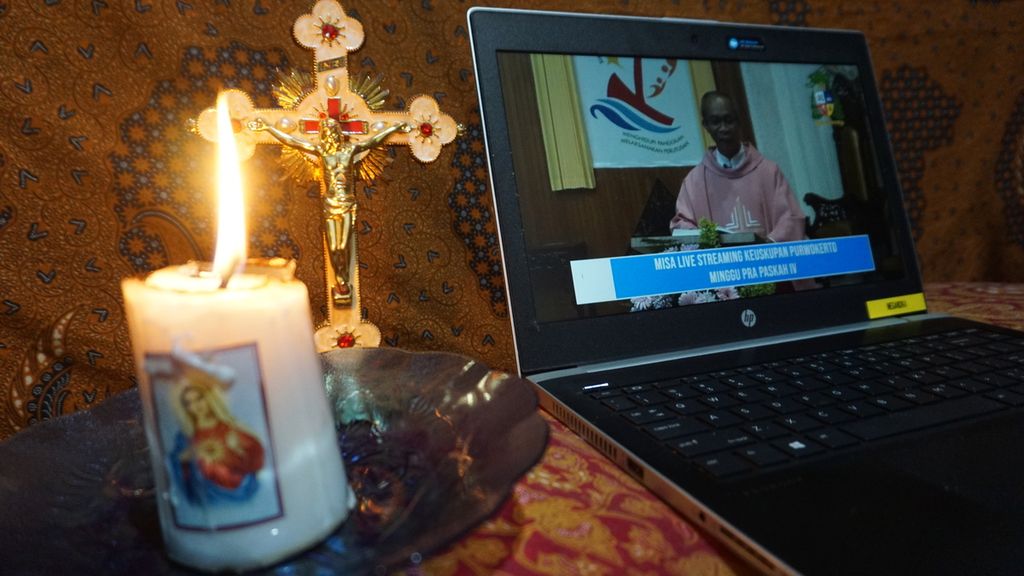 Pastor Yohanes Suratman, Pr memimpin misa <i>online</i> dari Gereja Katedral Kristus Raja, Purwokerto, Banyumas, Jawa Tengah, Sabtu (21/3/2020). Gereja Katolik Keuskupan Purwokerto meniadakan misa di gereja untuk mencegah penyebaran virus korona jenis baru.