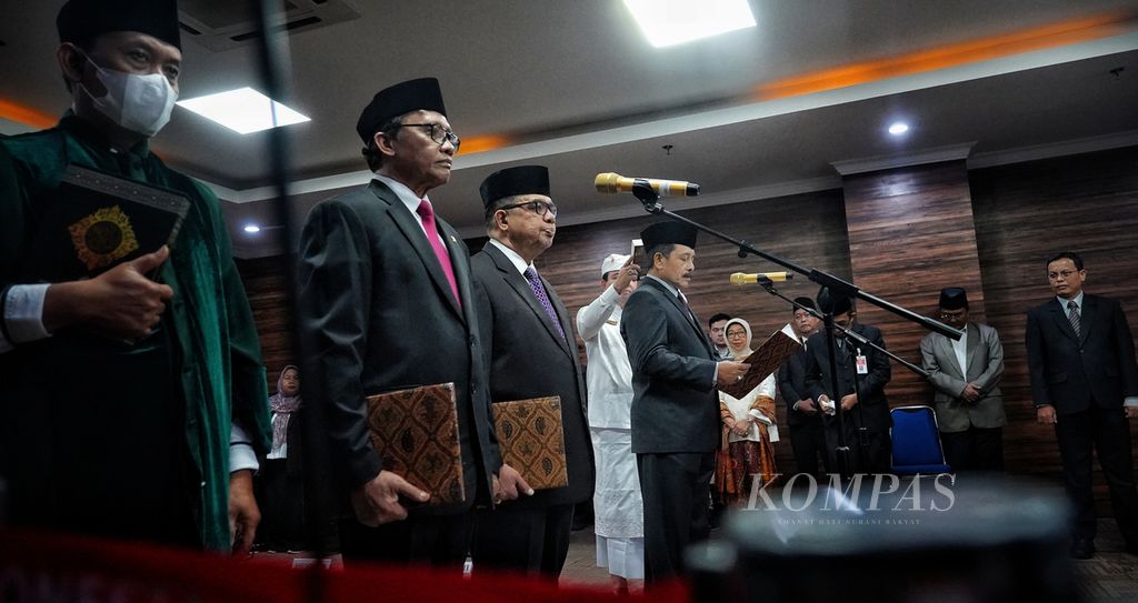 Pengambilan sumpah tiga tokoh di bidang hukum, yaitu Ridwan Mansyur, Yuliandri, dan I Dewa Gede Palguna (dari kiri ke kanan), saat dilantik menjadi anggota Majelis Kehormatan Mahkamah Konstitusi (MKMK) permanen di Gedung II Mahkamah Konstitusi, Jakarta, Senin (8/1/2024). 