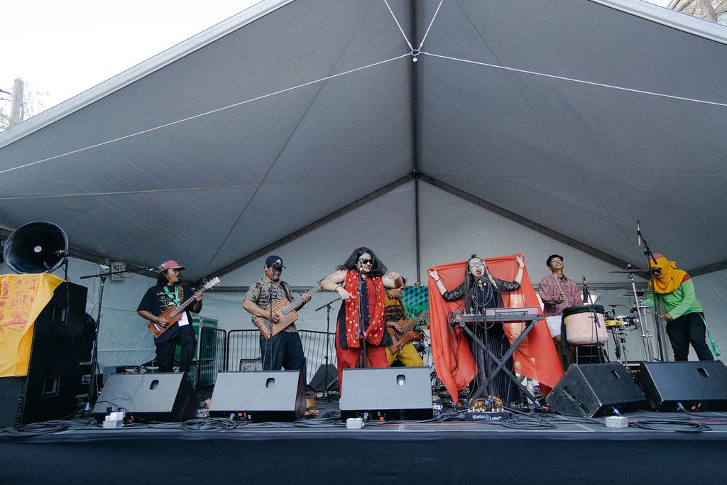 Grup Lair asal Majalengka, Jabar, tampil di panggung International Day Stage di ajang festival South by Southwest (SXSW) di Austin, Texas, Amerika Serikat, Rabu (13/3/2024) waktu setempat.