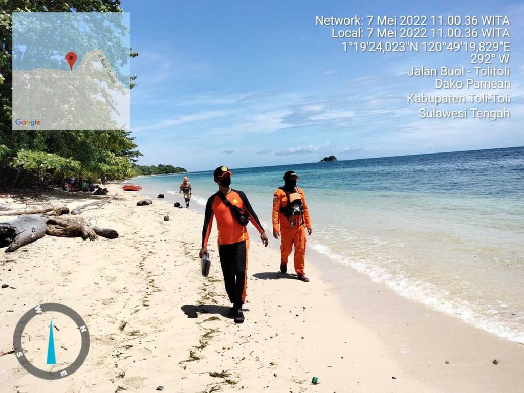 Regu pencarian dan penyelamatan menyusuri kawasan pantai di dekat jurang yang menjadi titik dilaporkan hilangnya dokter Faizal di Kabupaten Tolitoli, Sulawesi Tengah, Sabtu (7/5/2022). Tim  belum menemukan dokter spesialis radiologi tersebut.