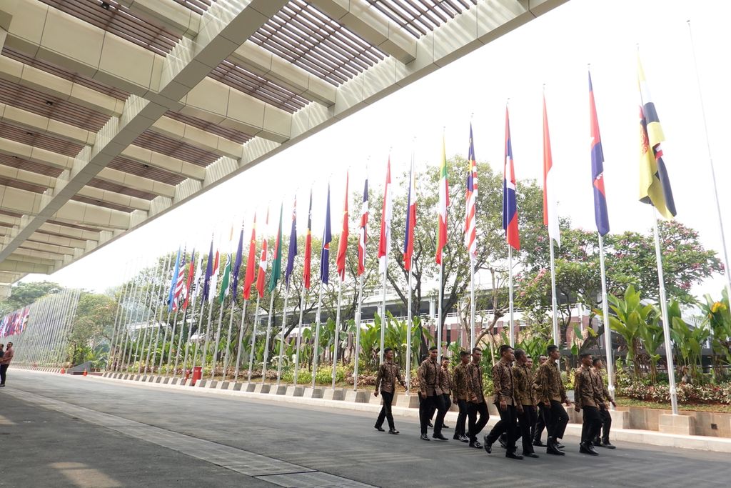 Bendera negara-negara yang tergabung di ASEAN menghiasi penyelenggaraan Konferensi Tingkat Tinggi Ke-43 ASEAN. Presiden Joko Widodo meninjau kesiapan jelang KTT ASEAN pada Jumat (1/9/2023). KTT akan diselenggarakan di Jakarta Convention Center pada 5-7 September 2023.
