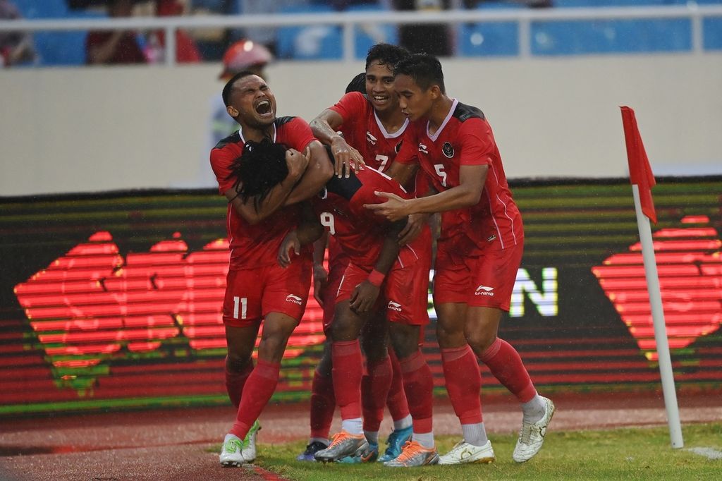 Sejumlah pesepak bola Timnas Indonesia U-23 merayakan kemenangan atas Malaysia dalam laga perebutan medali perunggu sepak bola SEA Games 2021 Vietnam di Stadion Nasional My Dinh, Hanoi, Vietnam, Minggu (22/5/2022). Indonesia meraih medali perunggu setelah mengalahkan Malaysia dalam babak adu penalti dengan skor 4-3. 