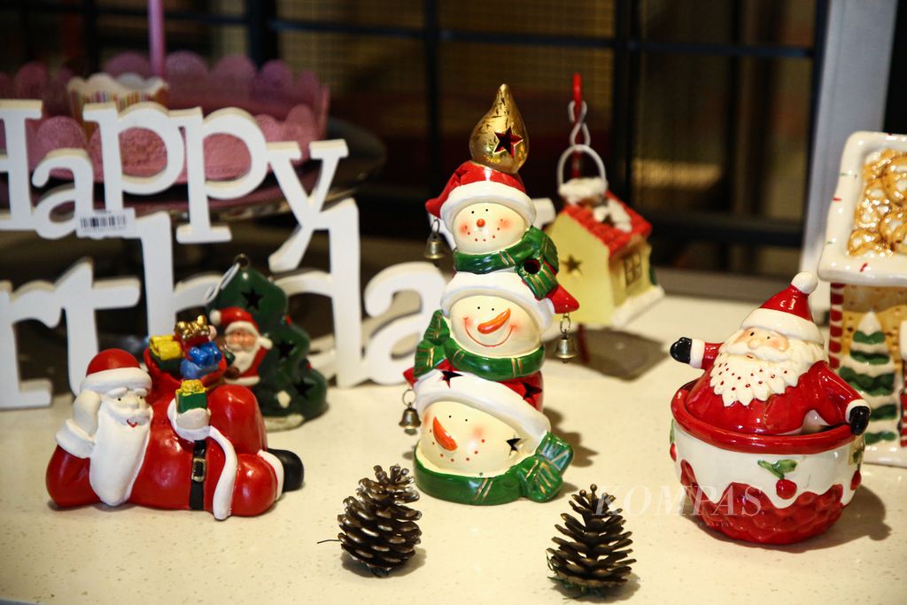 Ornamen Natal menghiasi toko penyedia perlengkapan dan bahan kue Titan Baking di Jakarta Selatan, Senin (14/12/2020). Membuat kue menjadi salah satu kegiatan yang digemari banyak keluarga menjelang Natal.