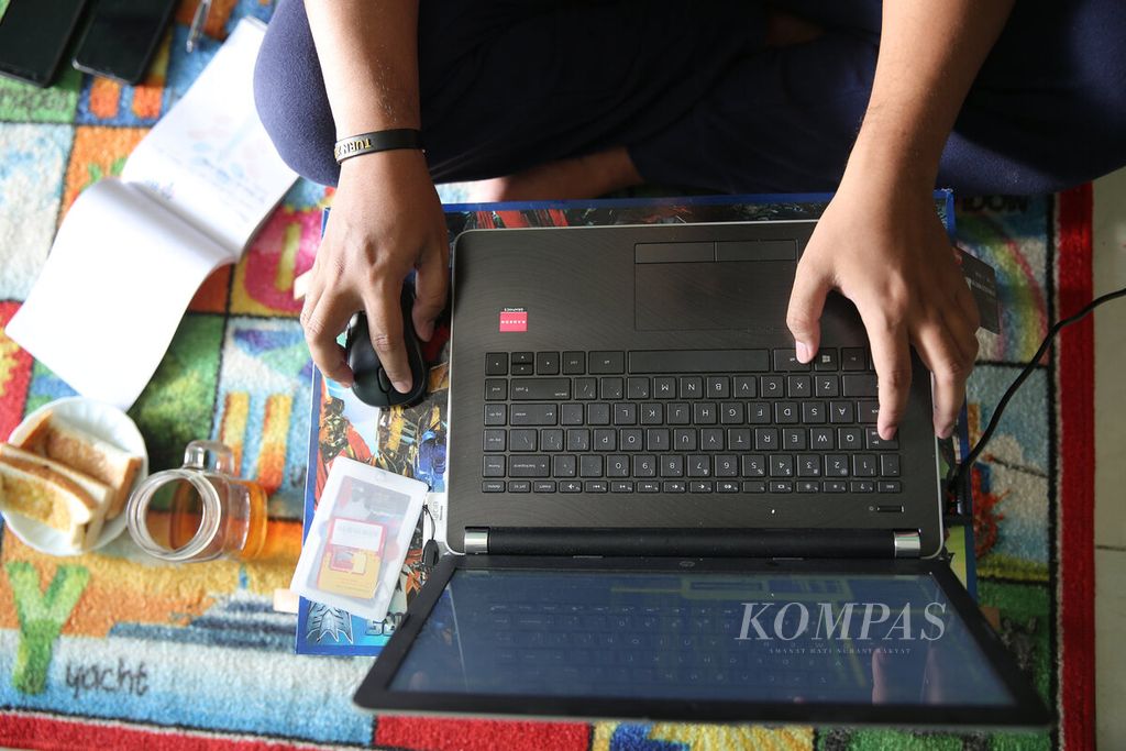 Seorang pegawai bank bekerja di rumahnya di Tangerang Selatan, Banten, Selasa (17/3/2020). 