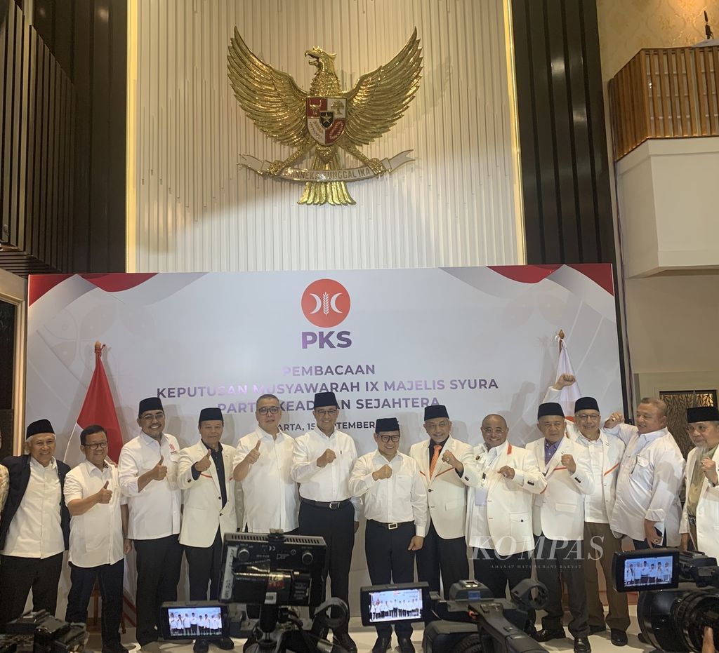 Sejumlah elite dari PKB, Nasdem, dan PKS berfoto bersama dengan pasangan bakal capres-cawapres, Anies Rasyid Baswedan-Muhaimin Iskandar, setelah pasangan tersebut resmi didukung oleh PKS, Jumat (15/9/2023), di Kantor DPP PKS, Jakarta.