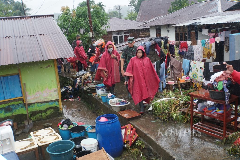 Menteri Sosial Tri Rismaharini meninjau lokasi terdampak banjir, Selasa (31/1/2023), di Molas, Bunaken, Manado, Sulawesi Utara. Banjir dan tanah longsor yang melanda Manado pada Jumat (27/1/2023) menewaskan lima orang dan menyebabkan sedikitnya 1.674 warga mengungsi.