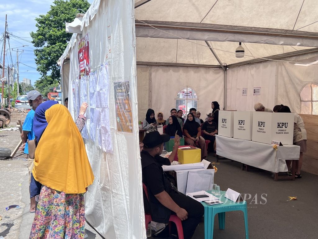 Suasana pencoblosan di salah satu TPS di Kelurahan Mallimongan Tua, Kecamatan Wajo, Kota Makassar, Sulawesi Selatan, Rabu (14/2/2024).