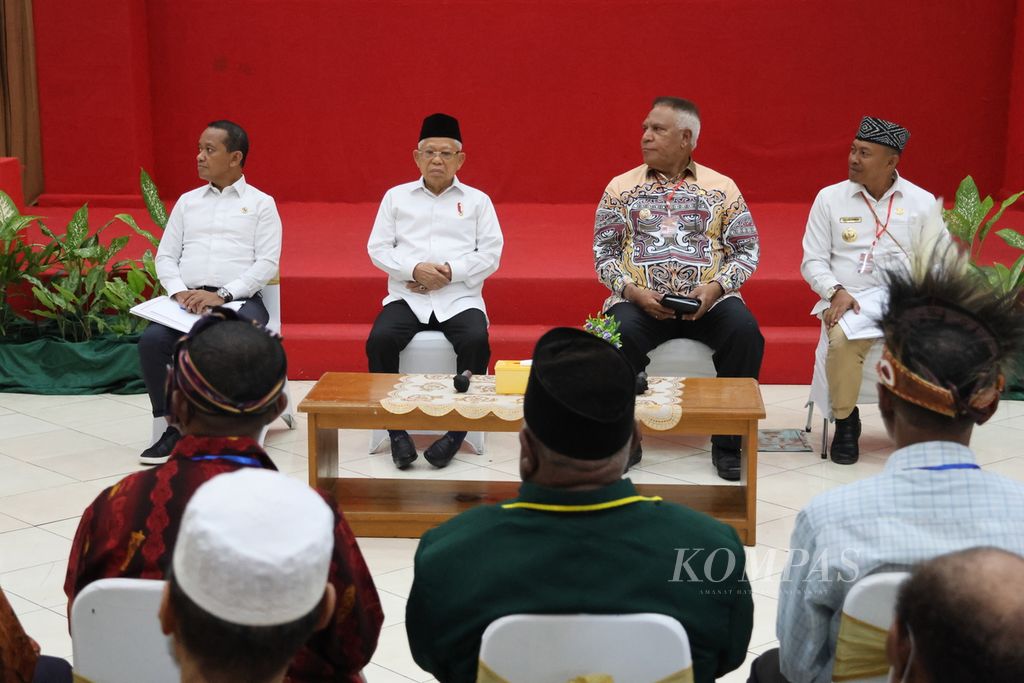 Wakil Presiden Ma'ruf Amin berdialog dengan para tokoh adat, tokoh masyarakat, dan tokoh agama di Kabupaten Fakfak, Provinsi Papua Barat, Jumat (14/7/2023).  .
