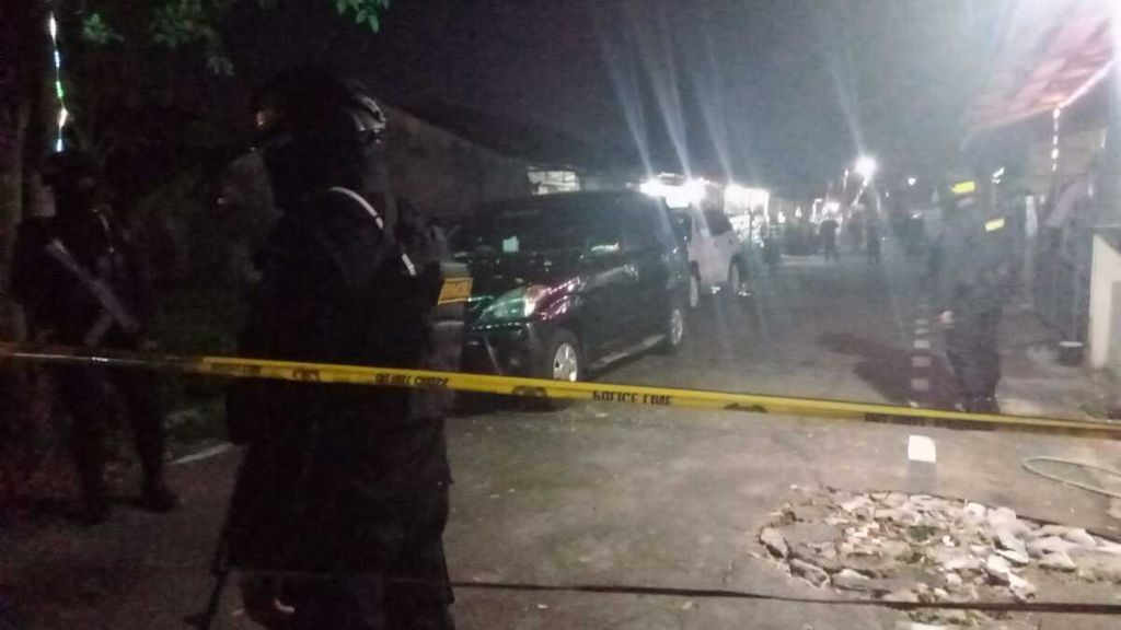 Sejumlah anggota kepolisian berjaga di sekitar lokasi kejadian ledakan di Asrama Polisi Arumbara di Desa Telukan, Kecamatan Grogol, Kabupaten Sukoharjo, Jawa Tengah, Minggu (25/9/2022) malam. Suara ledakan diduga berasal dari sebuah paket kardus berwarna coklat. Satu orang dilaporkan terluka dalam kejadian itu.