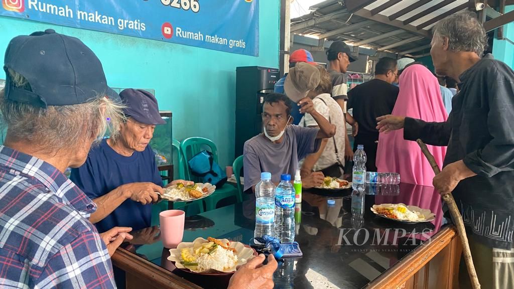 Beberapa warga tengah makan siang di Rumah Makan Gratis di Jalan Cilangkap Baru Nomor 9, RT 004 RW 001, Cilangkap, Kecamatan Cipayung, Kota Jakarta Timur, Rabu (20/9/2023).