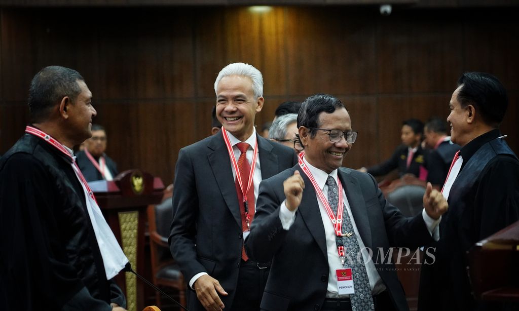 Capres dan cawapres Ganjar Pranowo dan Mahfud MD menjelang sidang pendahuluan perkara Perselisihan Hasil Pemilihan Umum (PHPU) Pemilihan Presiden dalam Pemilu 2024 di Mahkamah Konstitusi, Jakarta, Rabu (27/3/2024). 