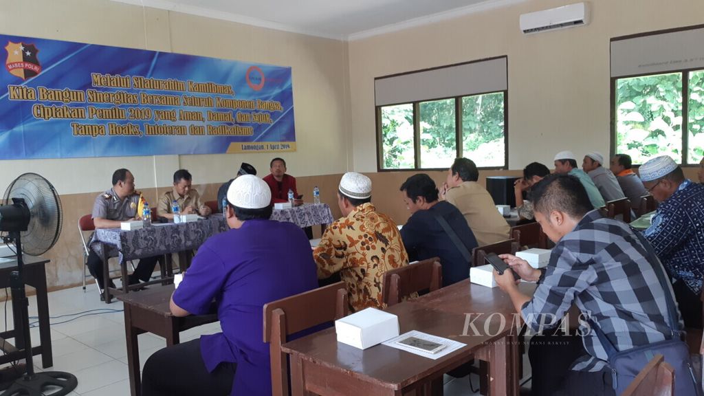 Para mantan narapidana terorisme mengikuti silaturahmi keamanan dan ketertiban masyarakat dari Mabes Polri di Tenggulun, Solokuro, Kabupaten Lamongan, Jawa Timur, Senin (1/4/2019). 