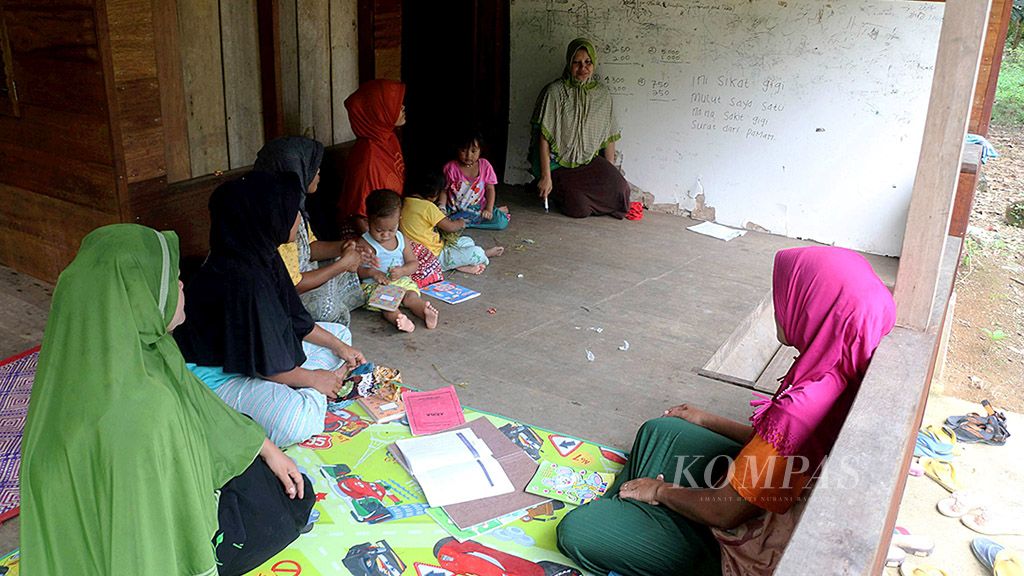 Warga yang tergabung dalam kelompok belajar Ariga mengikuti pelajaran membaca, menulis,  dan berhitung di rumah salah seorang warga di Desa Melidi, Kecamatan Simpang Jernih, Kabupaten Aceh Timur, Provinsi Aceh, Sabtu (16/9). Kelompok belajar yang diinisiasi  warga itu untuk menekan jumlah angka buta aksara.