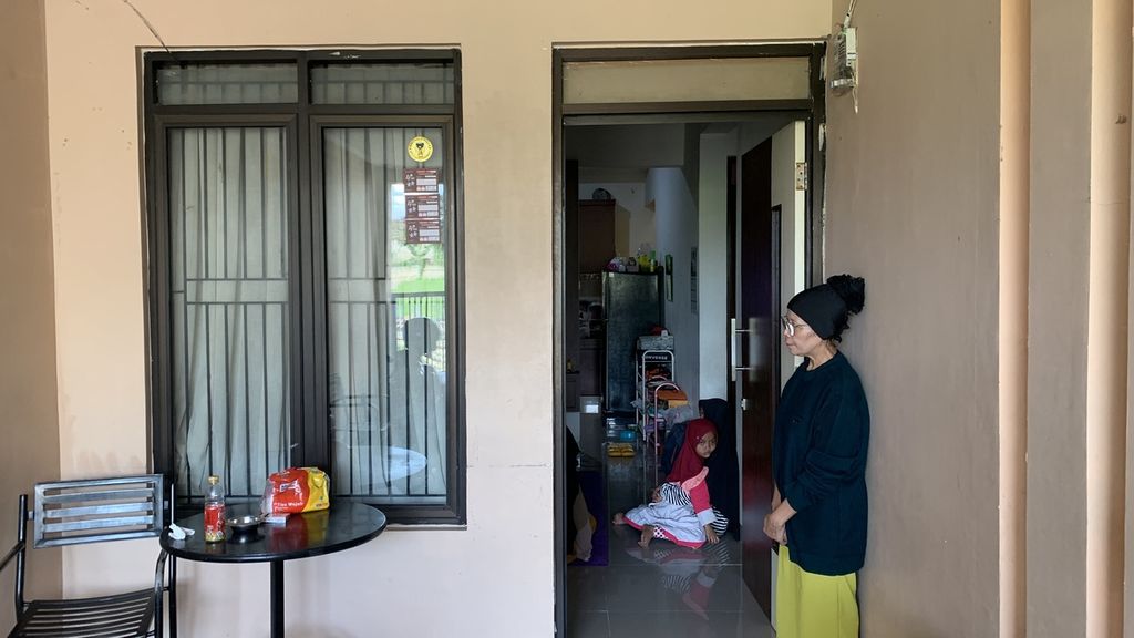 Suasana rumah mantan istri Paryanto yang dijadikan rumah duka, di Cibadak, Kabupaten, Sukabumi, Jawa Barat, Selasa (4/4/2023). Paryanto menjadi satu dari belasan korban pembunuhan dukun pengganda uang di Banjarnegara, Jawa Tengah, Mbah Slamet alias Tohari.