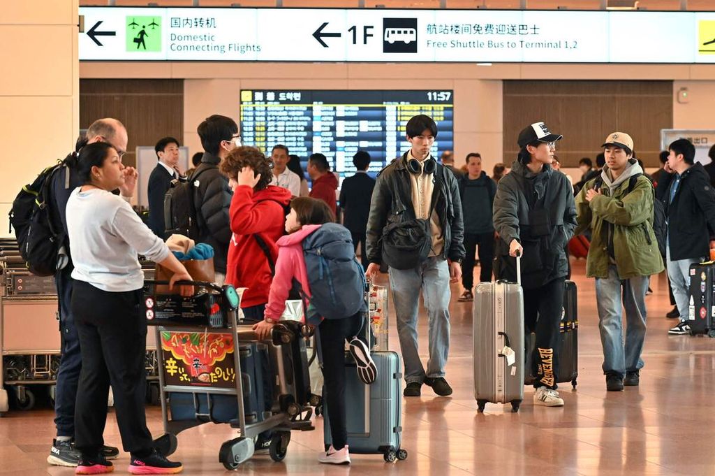 Para penumpang tiba di terminal internasional Bandar Udara Haneda, Tokyo, Jepang, 19 Maret 2024. 