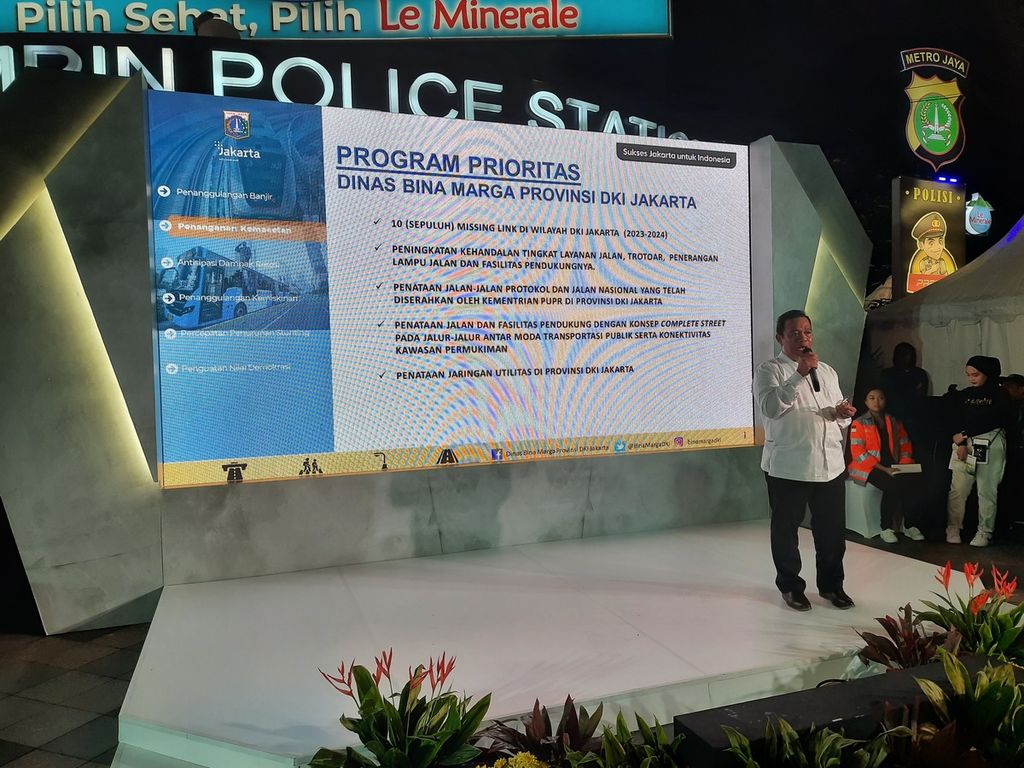 Pelaksana Tugas Kepala Dinas Bina Marga DKI Jakarta Heru Suwondo menjelaskan program prioritas terkait infrastruktur jalan hingga penerangan lampu jalan di kawasan Bundaran HI, Jakarta, Sabtu (14/4/2023).