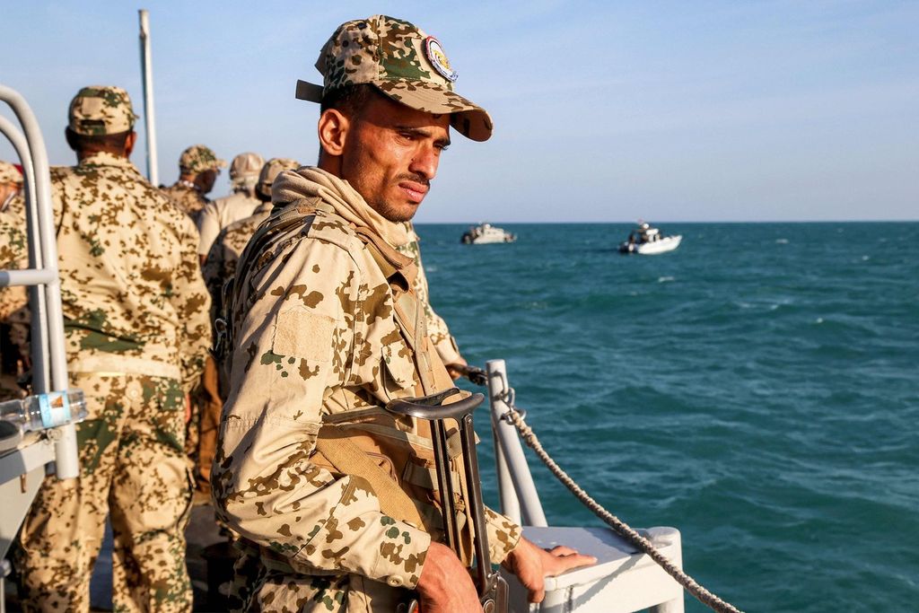 Pasukan penjaga pantai Yaman loyalis pemerintahan yang diakui komunitas internasional berpatroli dengan perahu di perairan Laut Merah di lepas pantai kota Mokha, Provinsi Taiz, Yaman barat, Selasa (12/12/2023). 