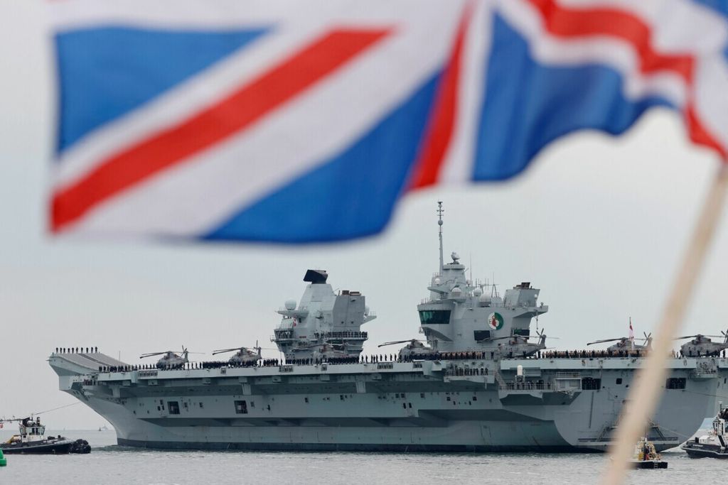 Kapal induk Inggris HMS Queen Elizabeth meninggalkan  Pangkalan Laut Portsmouth, Inggris, pada Mei 2021.  London mengirimkan gugus tempur laut HMS Queen Elizabeth ke Indo-Pasifik pada 2021.