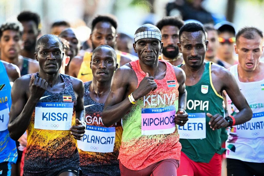 Pelari Kenya, Eliud Kipchoge (ketiga dari kanan), saat berlomba pada nomor maraton Olimpiade Paris 2024 di Paris, Perancis, Sabtu (10/8/2024). Kipchoge gagal finis karena cedera.