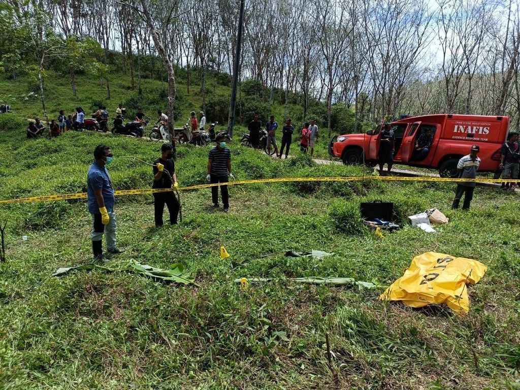 Polisi memerika lokasi temuan dua mayat tanpa identitas di perkebunan karet Kampung Cisasah, Desa Cihujan, Kecamatan Cijaku, Kabupaten Lebak, Banten, Jumat (13/1/2023) pagi.