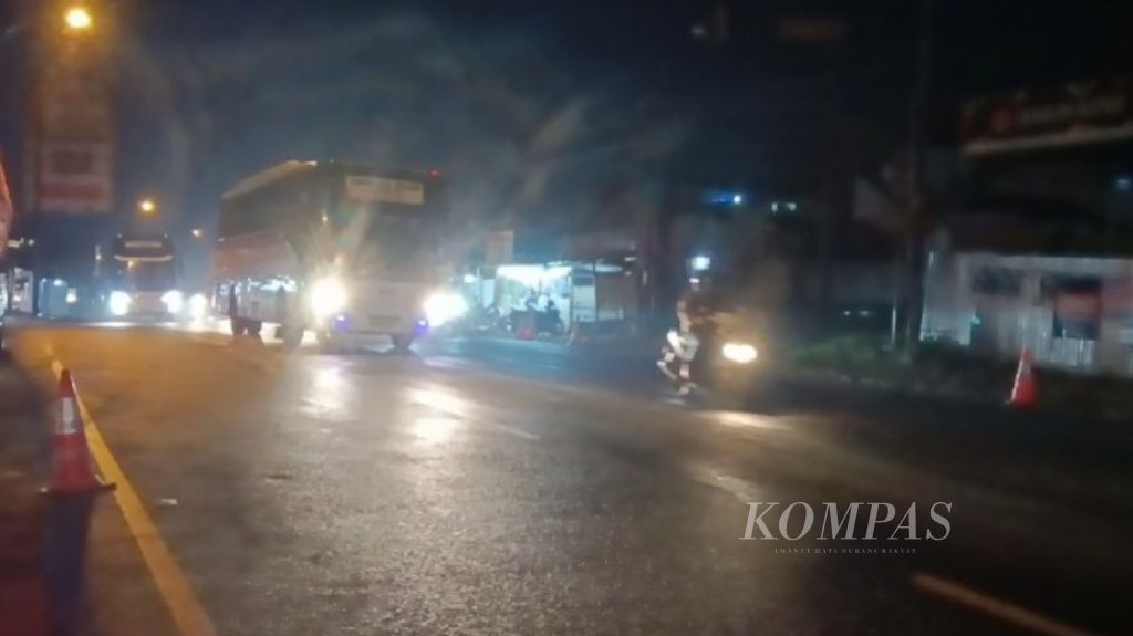 Arus lalu lintas di Jalan Raya Nagreg, Kabupaten Bandung, Jawa Barat, terpantau lengang pada Senin (8/4/2024) malam. Puncak arus mudik di jalur ini pada H-2 jelang Lebaran.