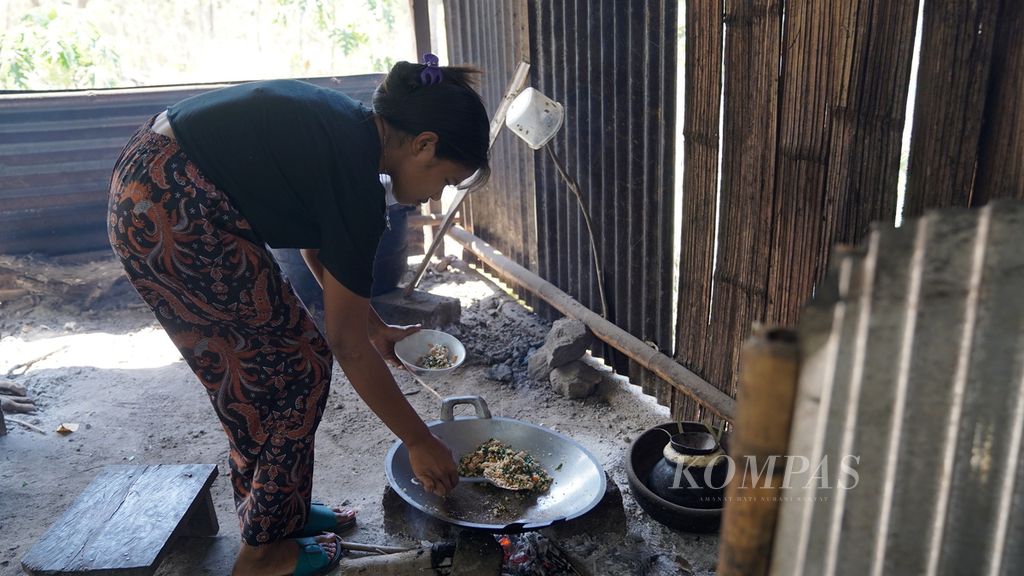 Ketty memasak pangan lokal di kebun Bayolewung, Pulau Adonara, Kabupaten Flores Timur, Nusa Tenggara Timur, Rabu (9/8/2023). 