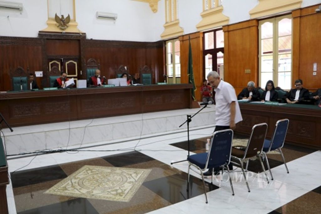 Terdakwa Bupati Batubara nonaktif OK Arya Zulkarnain dihadirkan di Pengadilan Tindak Pidana Korupsi pada Pengadilan Negeri Medan, Sumatera Utara, Senin (5/2/2018). 