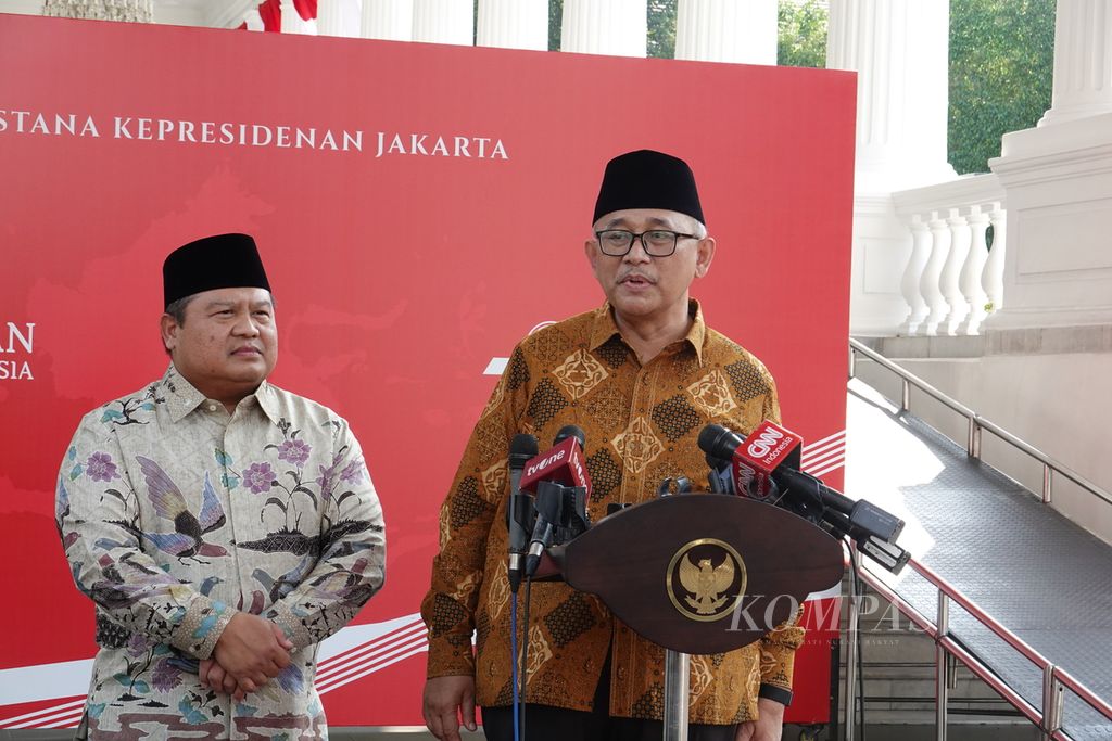 Ketua Umum DPP LDII Criswanto Santoso (kanan) memberikan keterangan pers di Kompleks Istana Kepresidenan, Jakarta, Kamis (3/8/2023). Pengurus LDII berbincang dengan Presiden Joko Widodo, antara lain, terkait Pemilu 2024 yang damai.
