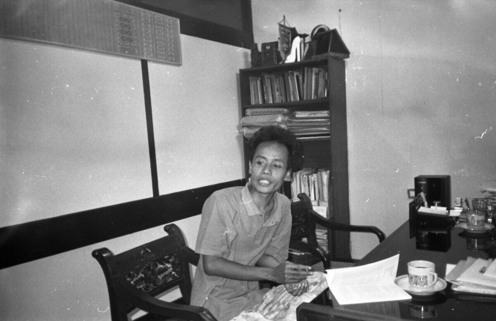Arsip foto Wiji Thukul, penyair dan wiraswastawan yang menempuh pendidikan SMA  di Solo, Jawa Tengah (6/6/1994).
