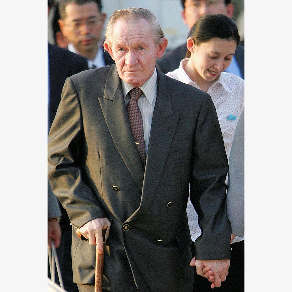 Dalam foto bertanggal 18 Juli 2004 ini, mantan tentara Amerika Serikat yang lari ke Korea Utara,  Charles Robert Jenkins, tiba di Bandara Internasional Haneda, Tokyo, Jepang.