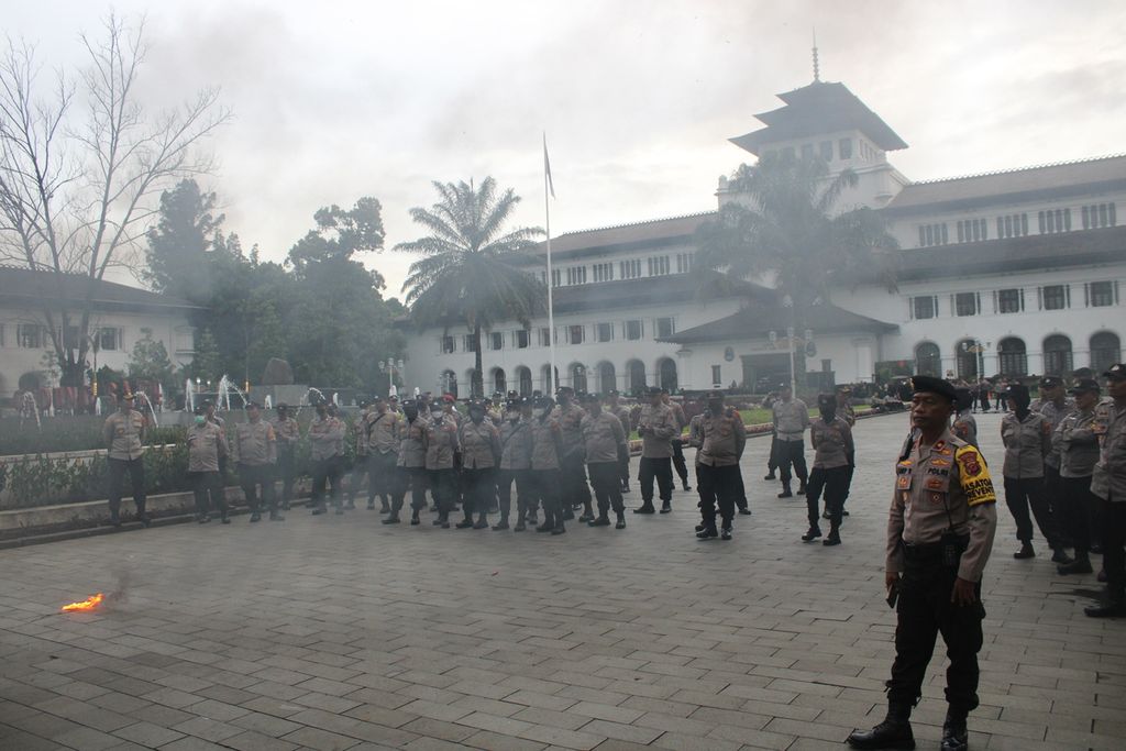 Sejumlah petugas kepolisian berjaga di depan Gedung Sate, Kota Bandung, Jawa Barat, Rabu (7/2/2024), dalam mengawal aksi Maklumat Jawa Barat yang diadakan oleh para mahasiswa dan sejumlah elemen masyarakat. 