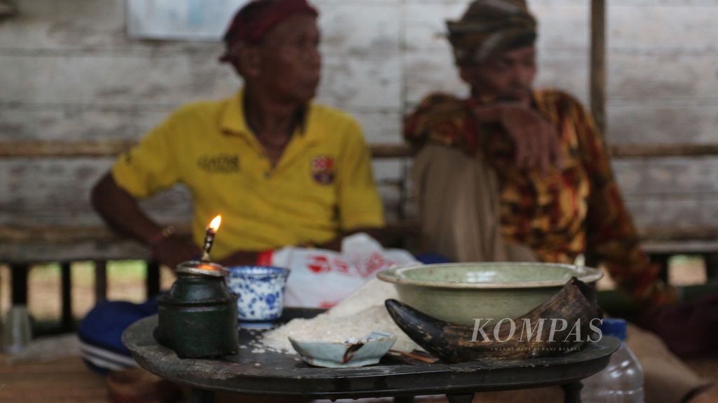 Berbagai peralatan adat hingga sesajen disiapkan untuk menjalankan ritual Mudai Laman atau membersihkan desa di Kinipan, Lamandau, Kalimantan Tengah, Rabu (7/12/2022).
