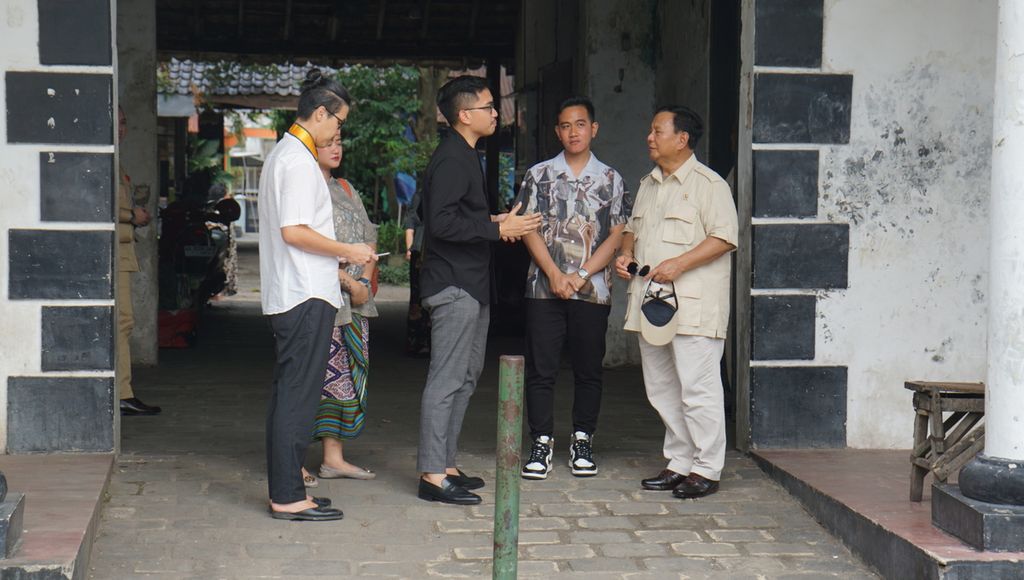 Menteri Pertahanan Prabowo Subianto (kanan) berjalan-jalan didampingi Pemimpin Pura Mangkunegaran KGPAA Mangkunegara X (ketiga dari kanan) dan Wali Kota Surakarta Gibran Rakabuming Raka (kedua dari kanan) sewaktu berkunjung ke Pura Mangkunegaran, Kota Surakarta, Jawa Tengah, Selasa (24/1/2023). 