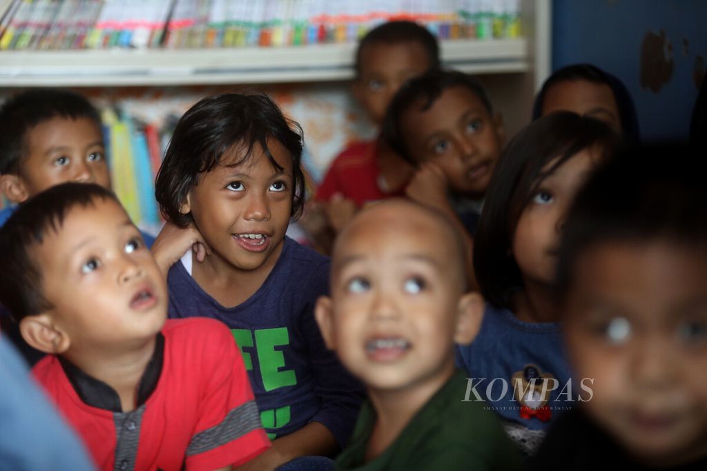 Ekspresi anak-anak saat mengikuti sesi pengenalan bahasa Inggris di RPTRA Malinjo, Pasar Minggu, Pejaten Barat, Jakarta Selatan, Rabu (8/2/2023). 