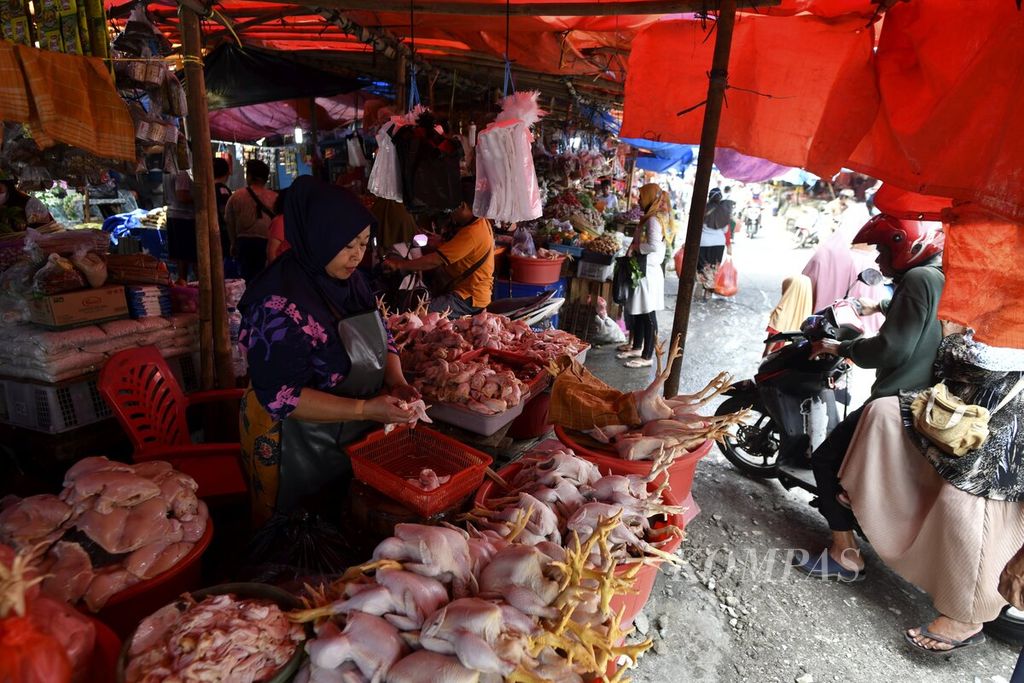 Penjual daging ayam menunggu pembeli di Pasar Anyar, Kota Tangerang, Banten, Selasa (29/3/2022). 