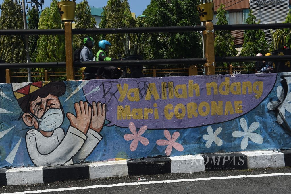 Mural tema Covid-19, di Surabaya, Jawa Timur, Kamis (4/5/2023). Sejenak kasus Covid-19 melandai, sejumlah alat pendukung protokol kesehatan yang banyak dibuat oleh Pemkot Surabaya dan diletakkan di banyak sudut kota kini tidak digunakan lagi. 